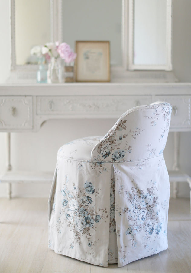 Pipi Vanity Chair added by Taylor Grysiewicz