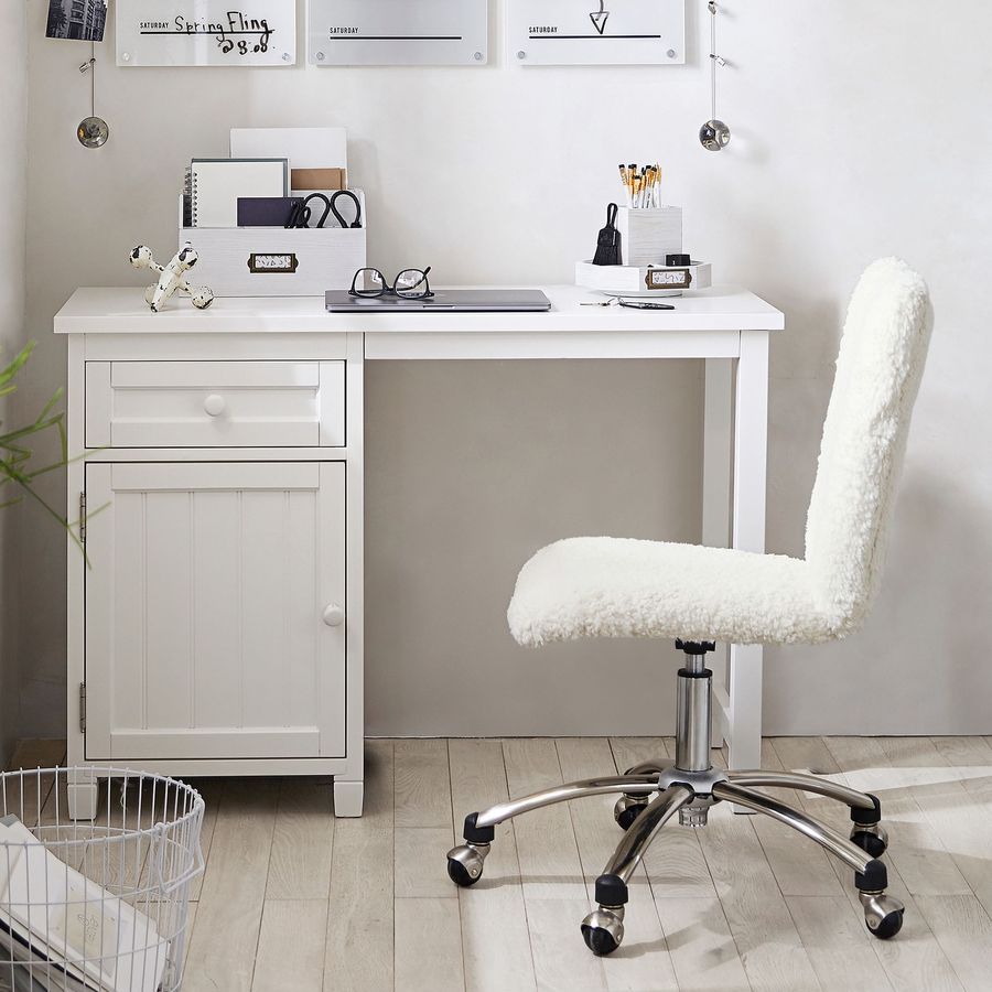 desk added by HELEN SALGADO