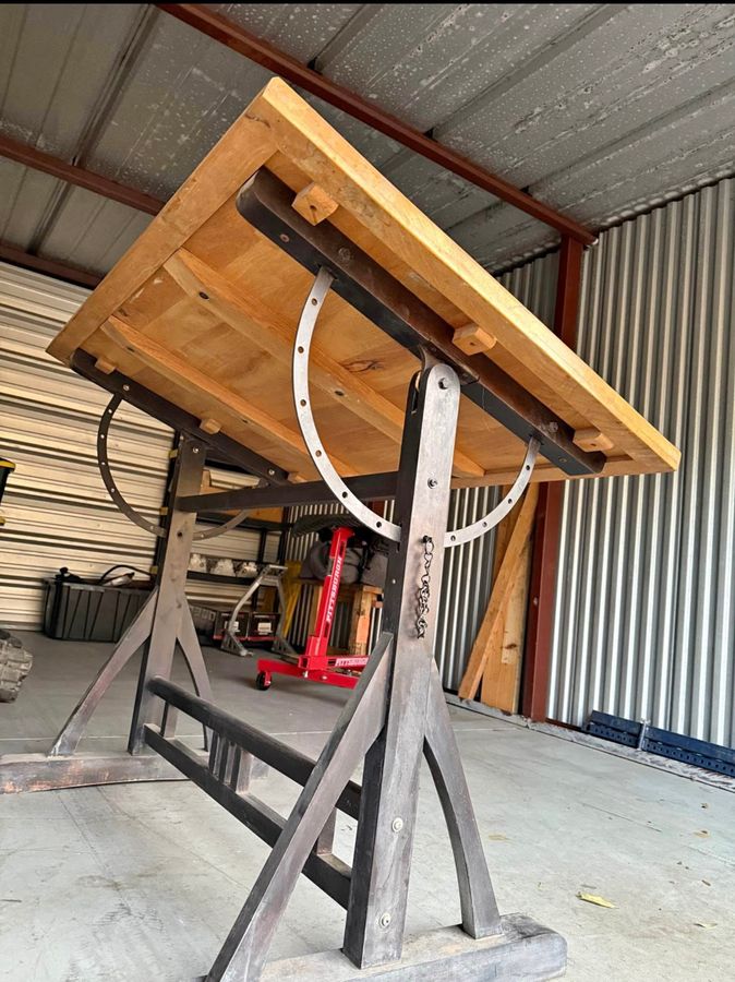 Vintage drafting table added by Cristina Cristy