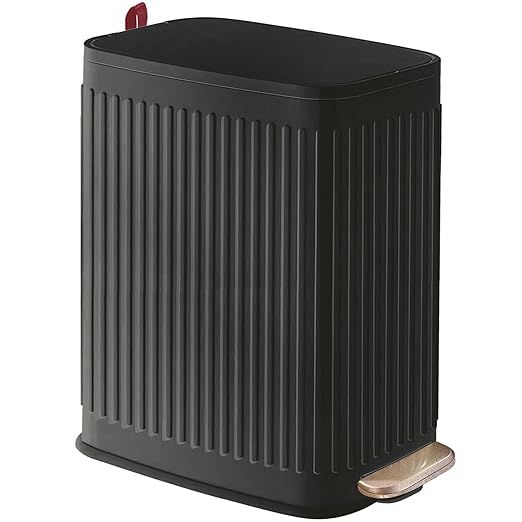 Trash Can with Lid added by Morgan Hatch