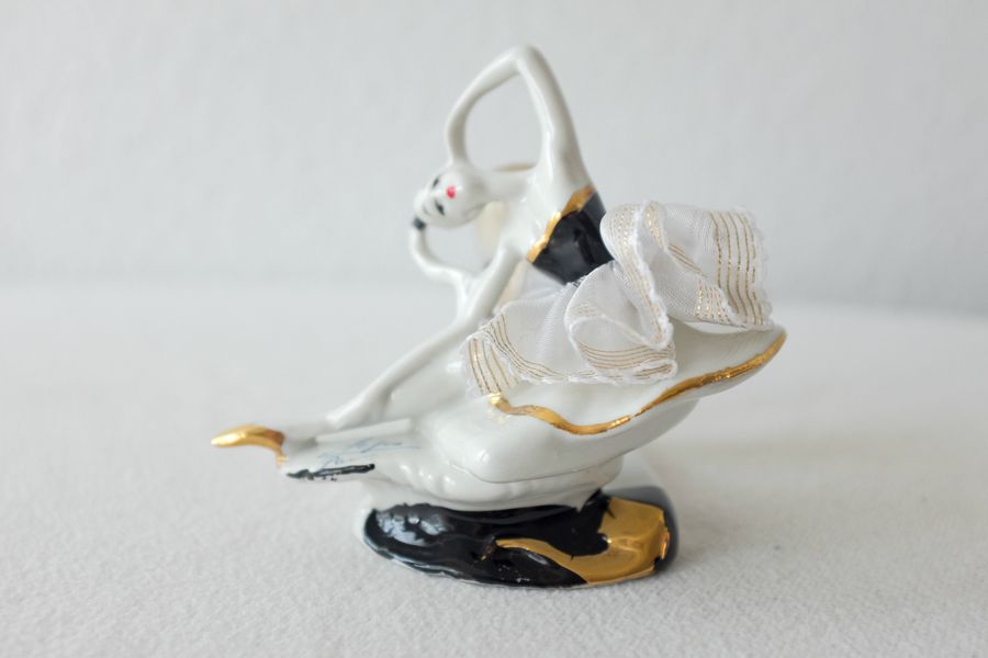 Capodimonte Dipinto A Mano Ballerina Figure, bed side table lamp added by Spoak Member