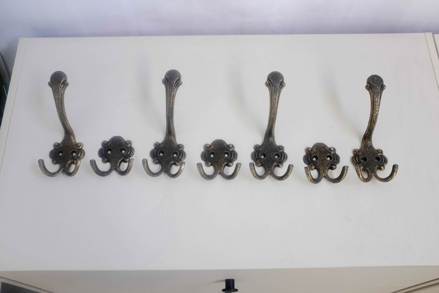 set of 7 Vintage brass coat hooks from the netherlands for your coats scarfs and hats, 1960s added by Spoak Member